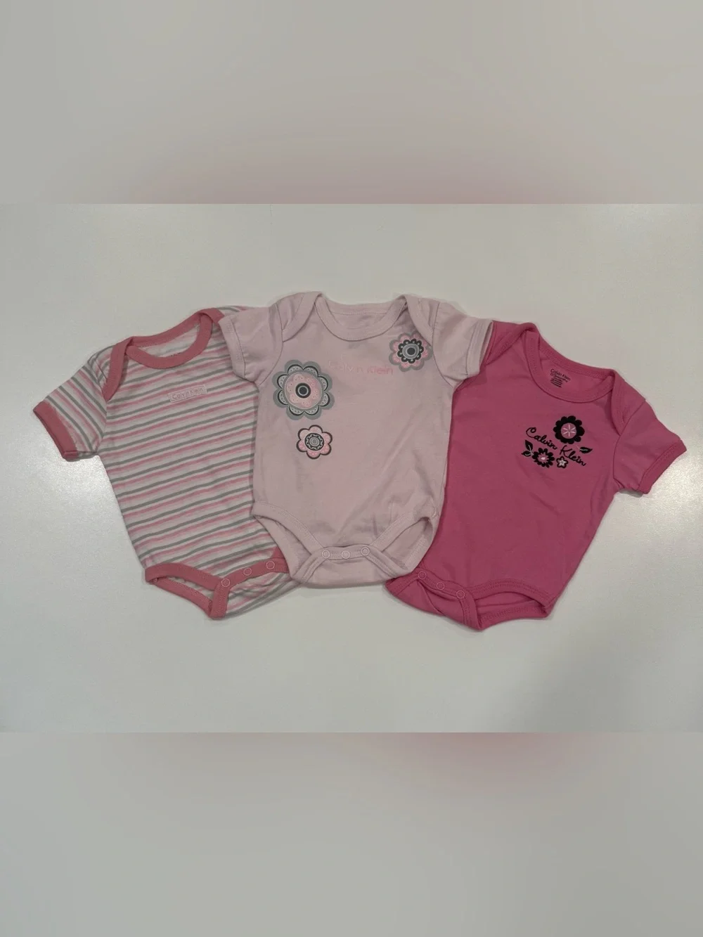 Calvin Klein Baby Girl 3-Pack onesie Bodysuits 0–3 Months